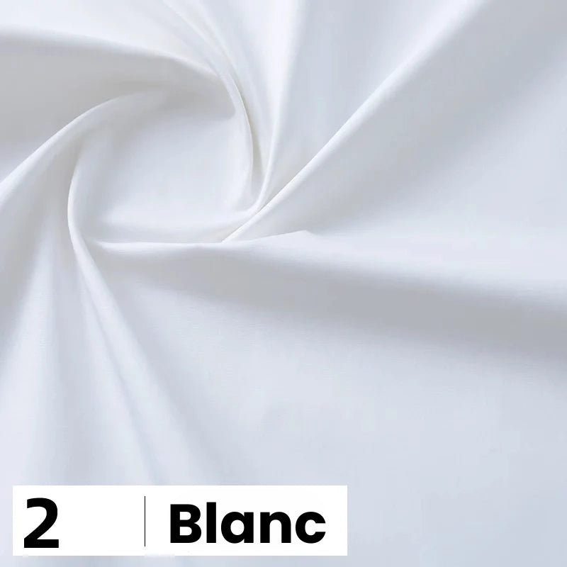 Gros plan sur la popeline de coton au mètre blanche et lisse de Longan Craft France, qui présente un motif tourbillonnant. En bas à gauche, on peut lire "2 | Blanc" en lettres noires grasses sur fond blanc. Idéal pour les chemises, les robes et les doublures.
