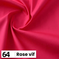 Gros plan sur la Popeline de coton au mètre, rose vif et lisse, de Longan Craft France, avec un motif central en forme de tourbillon. Étiquette en bas à gauche : "64 | Rose vif". Idéale pour les chemises, les robes, les doublures ou les textiles d'intérieur.