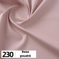 Gros plan sur la popeline de coton rose pâle de Longan Craft France, aux plis délicats. En bas à gauche, une case blanche affiche "230" et le texte "Rose poudré". Idéal pour les chemises, les robes, les doublures. Vendu au mètre.