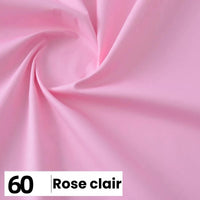 Gros plan sur la popeline de coton au mètre Longan Craft France, de couleur rose pâle, qui présente des plis doux et lisses. Une case blanche en bas à gauche indique "60 | Rose clair" en caractères noirs. Parfait pour les chemises, les robes et les doublures.
