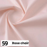 Un gros plan de popeline de coton rose pâle de Longan Craft France, doucement plié, avec une boîte blanche marquée "59 Rose chair", présente ce tissu de coton léger et doux idéal pour les chemises, les robes et les doublures.