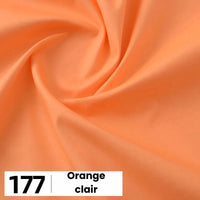 Un gros plan de la Popeline de coton au mètre orange clair et lisse de Longan Craft France montre des plis doux. Dans le coin inférieur gauche, une étiquette indique "177 Orange clair" en noir sur blanc. Idéale pour les chemises, les robes, les doublures et autres créations.