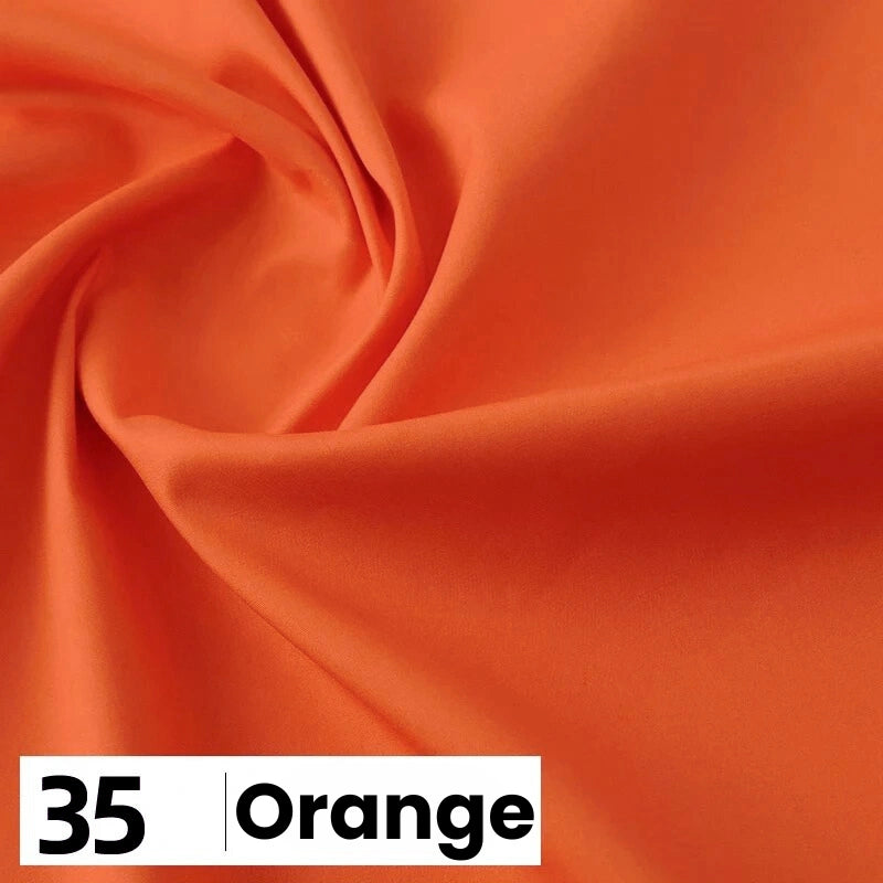 Une popeline de coton orange lisse de Longan Craft France est délicatement pliée. En bas à gauche, une case blanche affiche "35" en noir gras à côté de "Orange", indiquant la couleur du textile de la collection Popeline de coton au mètre.