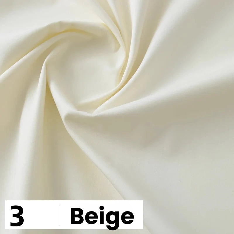 Un gros plan de la Popeline de coton au mètre beige de Longan Craft France montre des plis délicats. En bas à gauche, une étiquette affiche le chiffre 3 et "Beige" en caractères noirs gras. Parfait pour les chemises, les robes et les doublures.