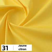 Gros plan sur un tissu popeline de coton jaune clair et lisse, fabriqué par Longan Craft France. En bas à gauche, une boîte blanche indique "31 Jaune citron". Idéal pour les chemises, les robes, les doublures ; popeline douce vendue au mètre.