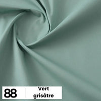 Un gros plan montre la Popeline de coton au mètre de Longan Craft France (88 Vert grisâtre), un tissu 100 % coton idéal pour les chemises, les robes et les doublures, avec un léger tourbillon et une étiquette indiquant le nom et le numéro de la couleur.