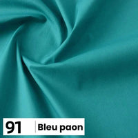 Popeline de coton "Bleu paon" (n° 91) de Longan Craft France, d'une couleur sarcelle profonde, présentée en gros plan avec des plis délicats. Ce tissu doux et léger est parfait pour les chemises, les robes, les doublures et d'autres projets.