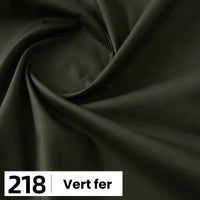 Gros plan sur la Popeline de coton au mètre vert olive foncé de Longan Craft France, disposée en plis souples. Une étiquette blanche avec "218" et "Vert fer" apparaît dans le coin. Idéale pour les chemises, les robes, les doublures et les projets textiles.