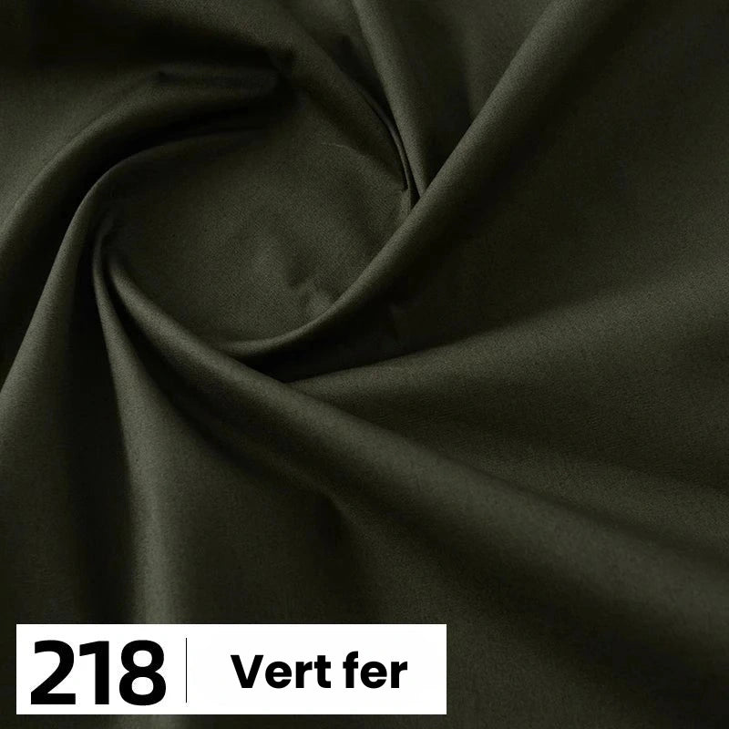 Gros plan sur la Popeline de coton au mètre vert olive foncé de Longan Craft France, disposée en plis souples. Une étiquette blanche avec "218" et "Vert fer" apparaît dans le coin. Idéale pour les chemises, les robes, les doublures et les projets textiles.