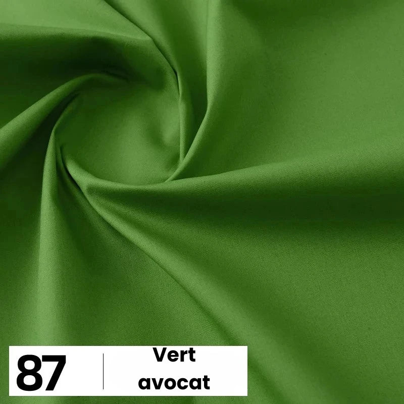 Gros plan sur la popeline de coton au mètre verte et lisse de Longan Craft France, torsadée en spirale. En bas à gauche, une case blanche indique le numéro 87 et "Vert avocat". Idéal pour les chemises, les robes, les doublures.