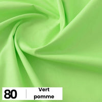 Un gros plan de la Popeline de coton au mètre vert clair et lisse de Longan Craft France montre les plis du tissu. Une étiquette dans le coin indique "80 Vert pomme", précisant la couleur et le code du tissu.