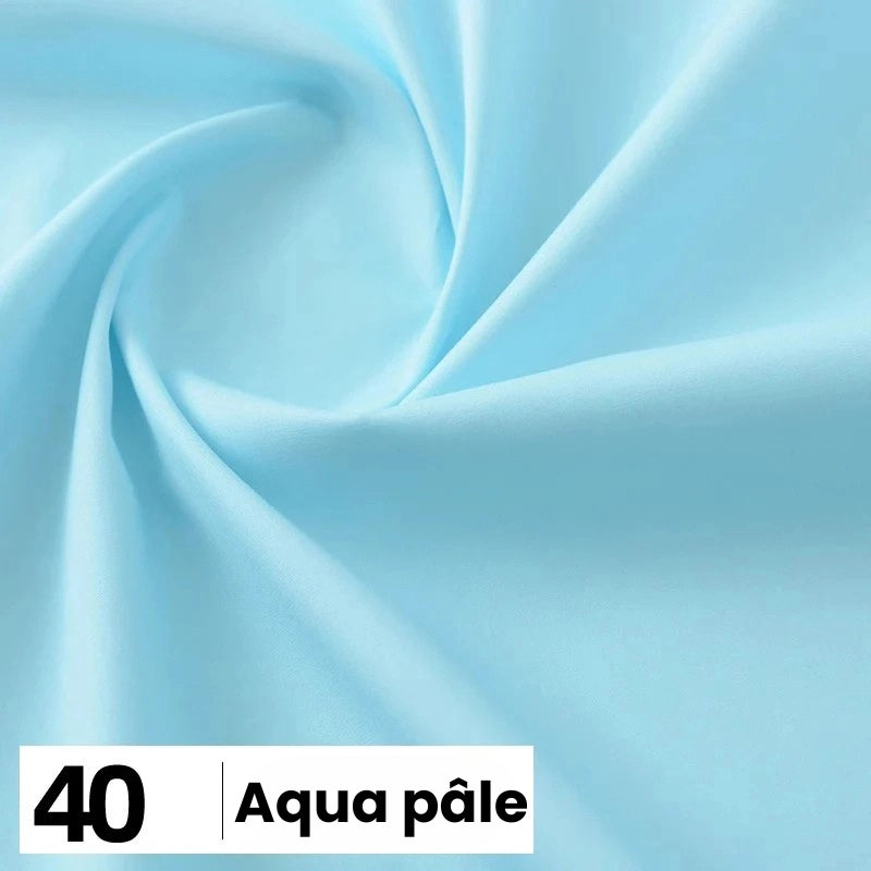 Gros plan sur la Popeline de coton au mètre de Longan Craft France en bleu aqua pâle, montrant des plis doux avec un léger tourbillon. Une case blanche en bas à gauche affiche le nombre 40 et les mots "Aqua pâle".