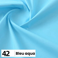 Un gros plan de la popeline de coton au mètre de Longan Craft France révèle des plis délicats et une texture douce. Une étiquette en bas à gauche indique "42" et "Bleu aqua" en noir sur blanc, mettant en valeur ce tissu bleu clair et lisse pour les chemises ou les robes.