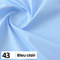 Un gros plan de la popeline de coton au mètre bleu clair de Longan Craft France montre des plis doux et tourbillonnants. Une étiquette blanche en bas à gauche indique le numéro 43 et le texte "Bleu clair". Idéal pour les chemises, les robes, les doublures, etc.