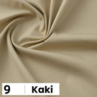 Un gros plan montre la Popeline de coton au mètre kaki clair de Longan Craft France, délicatement rassemblée en un tourbillon. En bas à gauche, la mention "9 Kaki" apparaît en gras noir sur fond blanc, mettant en valeur ce tissu doux et léger pour les chemises, les robes et les doublures.
