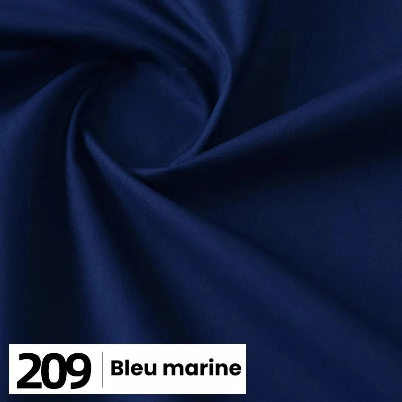 Un gros plan de la Popeline de coton au mètre bleu foncé de Longan Craft France montre un tissu doux et uni avec un tourbillon. En bas à gauche, une étiquette blanche numérotée 209 et "Bleu marine". Parfait pour les chemises, les robes, les doublures, etc.