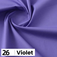 Un gros plan de la popeline de coton violet lisse de Longan Craft France montre un motif tourbillonnant. La mention "26 Violet" apparaît en caractères noirs gras sur fond blanc. Parfait pour les chemises, les robes, les doublures et les projets de décoration intérieure.