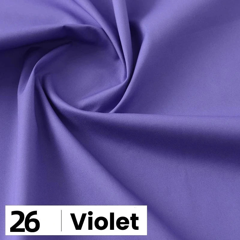 Un gros plan de la popeline de coton violet lisse de Longan Craft France montre un motif tourbillonnant. La mention "26 Violet" apparaît en caractères noirs gras sur fond blanc. Parfait pour les chemises, les robes, les doublures et les projets de décoration intérieure.
