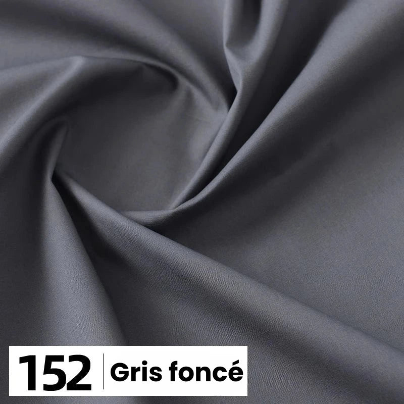 Un gros plan montre la Popeline de coton au mètre de Longan Craft France en gris foncé, avec un doux motif tourbillonnant et la mention "152" dans une case blanche en bas à gauche. Parfait pour les chemises, les robes et les doublures.