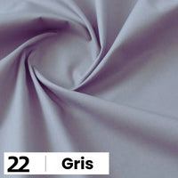 Un morceau lisse de popeline de coton grise de Longan Craft France est torsadé au centre. En bas à gauche, une case blanche indique "22" et "Gris". Parfait pour les chemises, les robes, les doublures ; vendu au mètre comme tissu uni doux et léger.