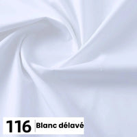 Un morceau de Popeline de coton au mètre de Longan Craft France est présenté avec de légers plis en spirale. En bas à gauche, une étiquette indique "116 Blanc délavé" en caractères noirs gras sur fond blanc.