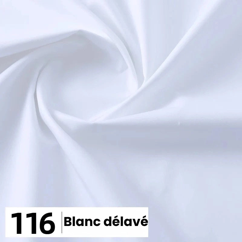 Un morceau de Popeline de coton au mètre de Longan Craft France est présenté avec de légers plis en spirale. En bas à gauche, une étiquette indique "116 Blanc délavé" en caractères noirs gras sur fond blanc.