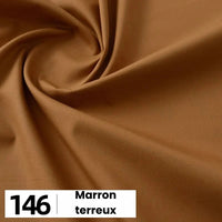 Un gros plan de la Popeline de coton au mètre de Longan Craft France en "146 Marron terreux" montre le tissu brun lisse et uniformément coloré avec de légers plis. Idéale pour les chemises, les robes, les doublures - popeline légère unie et douce pour la confection.