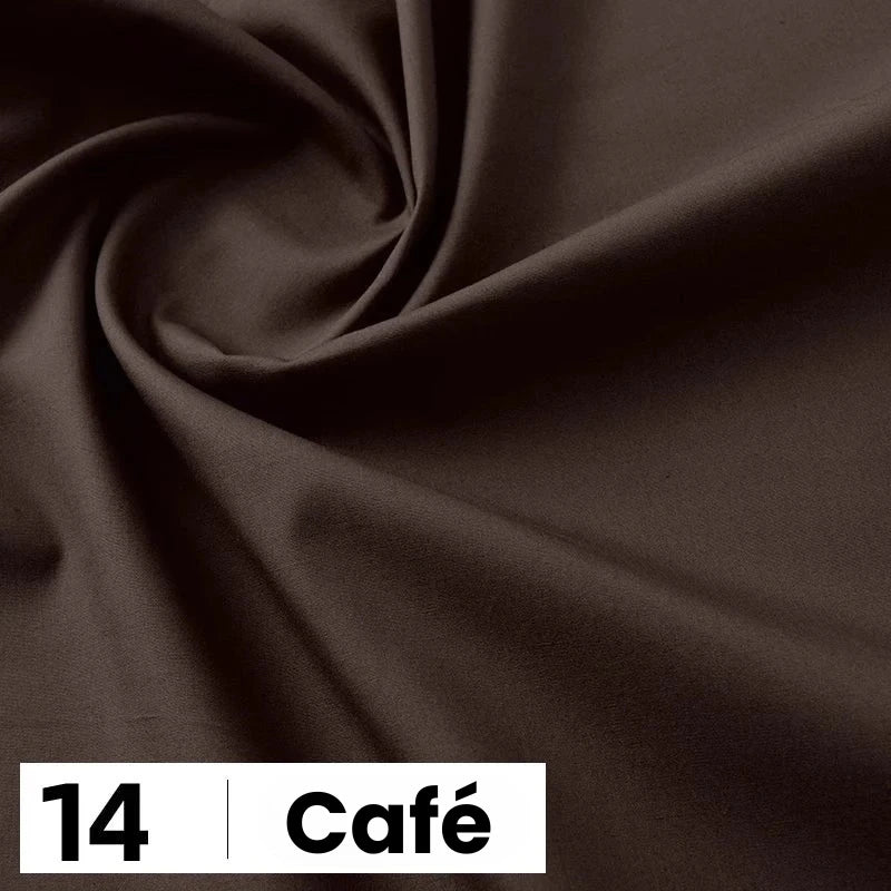 Gros plan sur une popeline de coton lisse, brun foncé, torsadée dans un tourbillon. L'étiquette indique "14 | Café". Popeline légère unie et douce de Longan Craft France - idéale pour les chemises, les robes, les doublures. Disponible au mètre.
