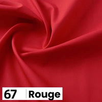 Un gros plan de la Popeline de coton au mètre rouge et lisse de Longan Craft France montre de légers plis. Une étiquette blanche en bas à gauche indique "67" et "Rouge" en caractères noirs gras. Idéale pour les chemises, les robes, les doublures, etc.