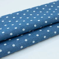 Découvrez de près le tissu denim coton léger imprimé de fleurs et d'étoiles par Longan Craft France, idéal pour vos créations au mètre.