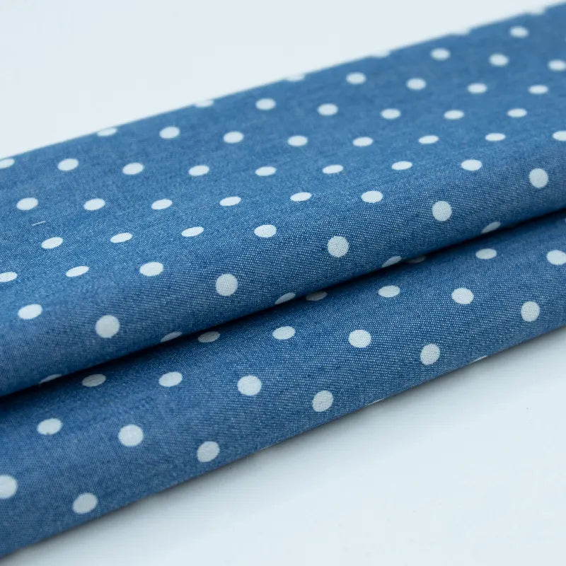Découvrez de près le tissu denim coton léger imprimé de fleurs et d'étoiles par Longan Craft France, idéal pour vos créations au mètre.