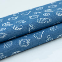 Gros plan sur le tissu bleu Tissu denim coton imprimé de fleurs et d'étoiles au mètre par Longan Craft France-denim léger parfait pour vêtements ou projets nécessitant du denim imprimé.