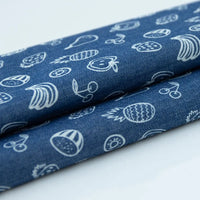 Deux pièces de Tissu denim coton imprimé de fleurs et d'étoiles au mètre de Longan Craft France sont posées sur une surface blanche - parfaite pour coudre des vêtements.