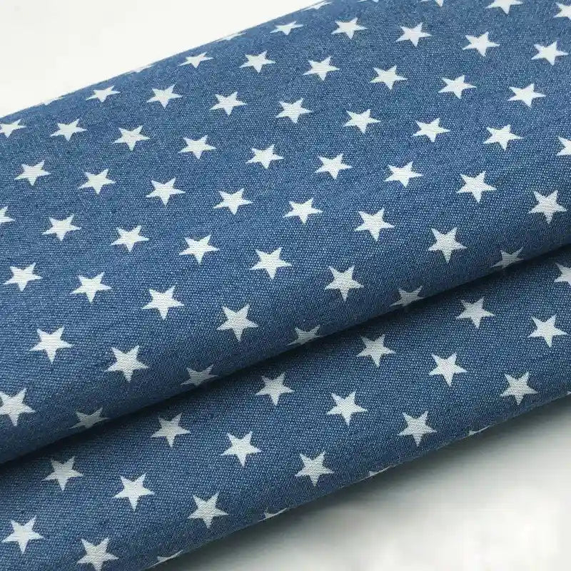 Deux pièces de tissu denim coton léger imprimé de fleurs et d'étoiles Longan Craft France, empilées-parfaites pour la confection de vêtements.