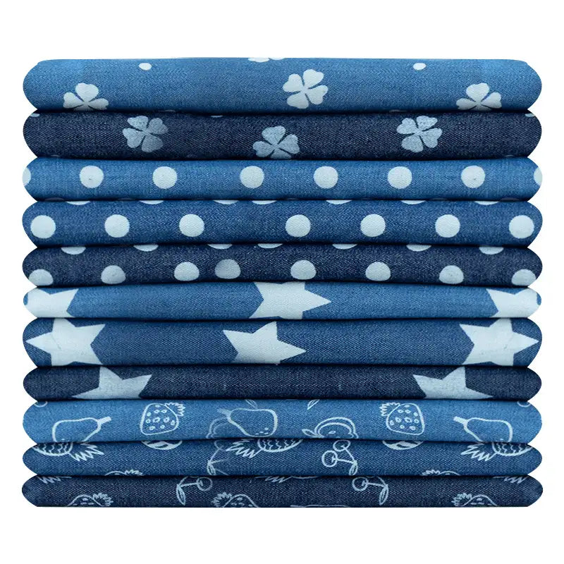 Découvrez le Tissu denim coton imprimé de fleurs et d'étoiles au mètre de Longan Craft France : un denim léger bleu à motifs variés, parfait pour vêtements et projets créatifs.