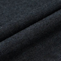 Gros plan sur le Tissu denim délavé 6 oz au mètre de Longan Craft France, un tissu jean bleu doux à la texture fine et lisse et au motif de tissage visible pour une finition mate raffinée.