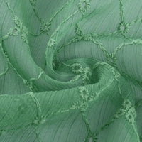 Gros plan sur le "Tissu voile froissé au mètre" de Longan Craft France : voile de polyester vert clair, légèrement froissé, brodé de motifs floraux vintage - idéal pour confectionner des vêtements ou des rideaux aérés.