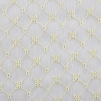 Le Tissu voile froissé au mètre de Longan Craft France est un tissu léger en polyester brodé de motifs floraux vintage, idéal pour confectionner des vêtements d'été aérés et des rideaux délicats.