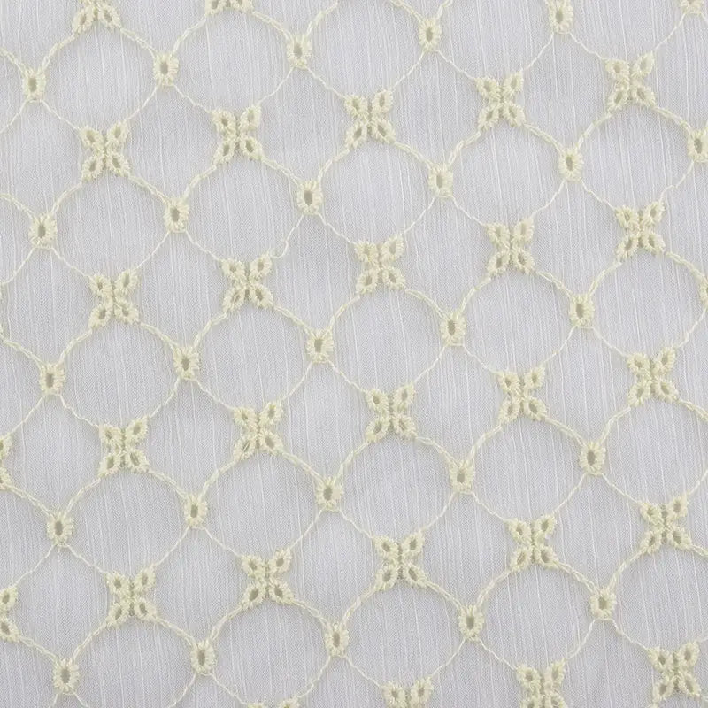Le Tissu voile froissé au mètre de Longan Craft France est un tissu léger en polyester brodé de motifs floraux vintage, idéal pour confectionner des vêtements d'été aérés et des rideaux délicats.