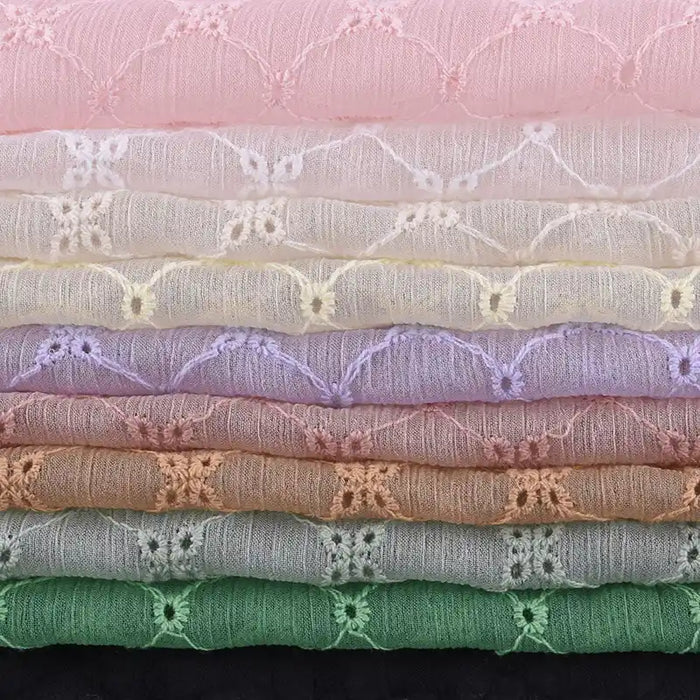 Découvrez le tissu voile froissé au mètre Longan Craft France : polyester brodé à motifs floraux vintage, parfait pour vêtements d'été ou rideaux, disponible en rose, beige, lavande, vert et noir.