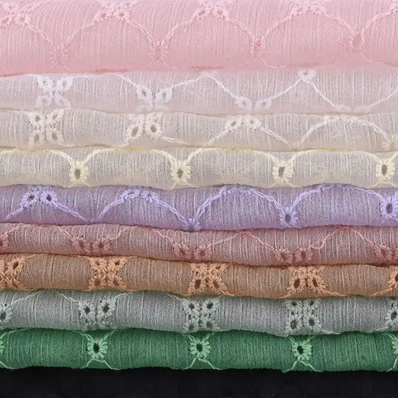 Découvrez le tissu voile froissé au mètre Longan Craft France : polyester brodé à motifs floraux vintage, parfait pour vêtements d'été ou rideaux, disponible en rose, beige, lavande, vert et noir.