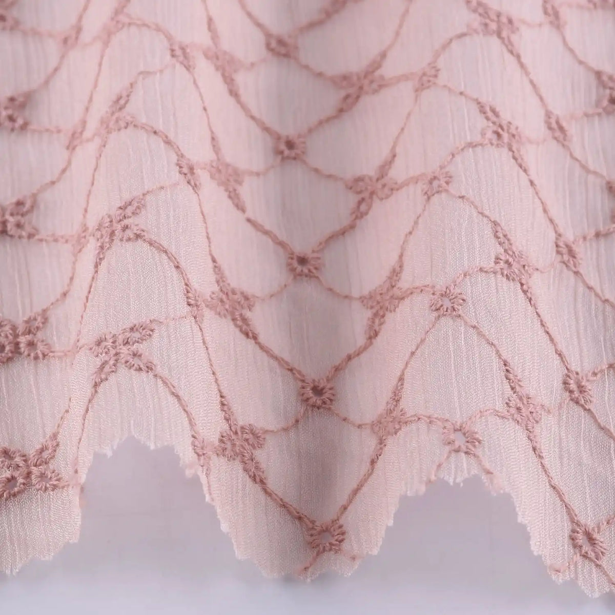 Gros plan sur le Tissu voile froissé au mètre de Longan Craft France : polyester brodé à motifs floraux vintage, légèrement transparent, parfait pour vêtements légers ou rideaux d'été.