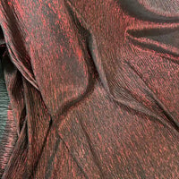 Un gros plan sur le tissu lamé rouge métallisé froissé au mètre de Longan Craft France montre sa surface chatoyante et texturée, idéale pour éblouir les costumes de scène, les robes ou les projets de couture.