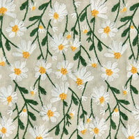 Des fleurs brodées blanches et jaunes avec des tiges vertes ornent le Tissu ramie marguerite au mètre beige de Longan Craft France, un tissu doux en coton-ramie idéal pour les robes, les rideaux, la couture et les projets créatifs.