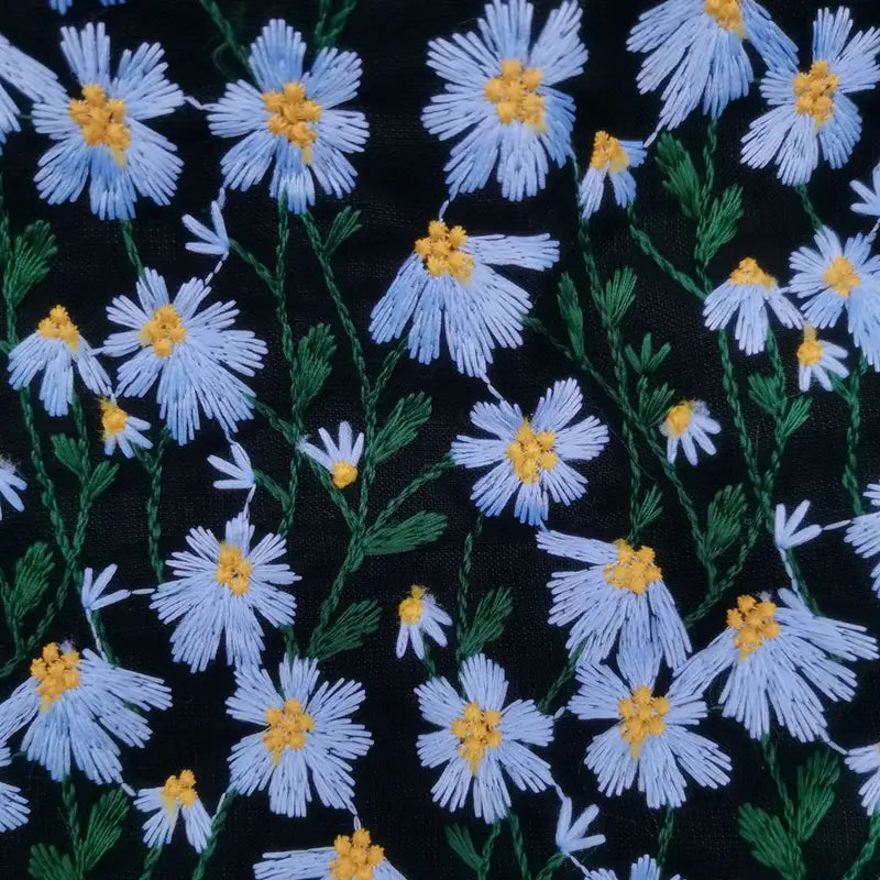 Découvrez le tissu ramie marguerite au mètre de Longan Craft France : motif brodé de fleurs blanches et jaunes sur fond noir, matière douce idéale pour robes, couture, loisirs créatifs ou rideaux.