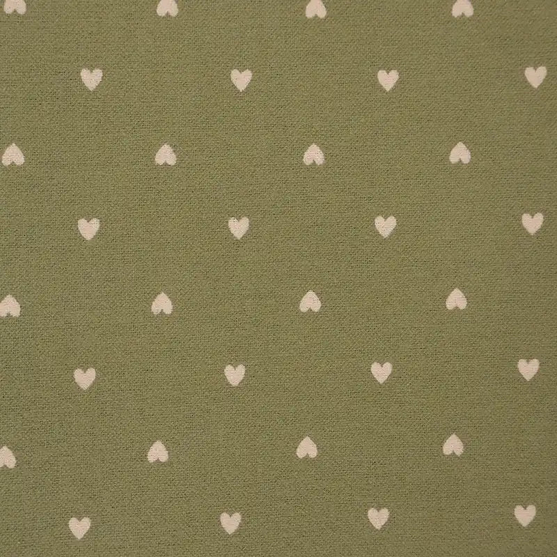 La Flanelle de coton à motifs cœurs au mètre de Longon Craft France est une flanelle de tissu douillet et confortable, imprimée de petits cœurs blancs, idéale pour le quilting, les pyjamas, la couture et les loisirs créatifs.
