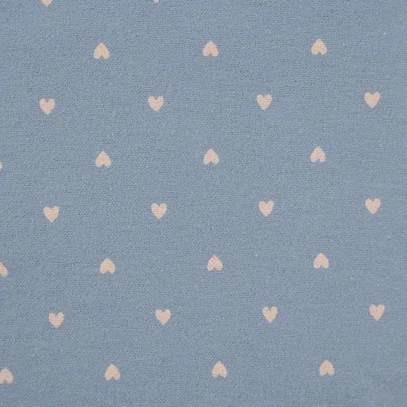 La Flanelle de coton à motifs cœurs au mètre de Longon Craft France est un tissu doux et confortable, idéal pour la couture, les loisirs créatifs, le quilting ou la confection de pyjamas.