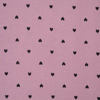 La Flanelle de coton à motifs cœurs de Longon Craft France présente un fond rose avec des petits cœurs noirs, parfaits pour la couture douillette, le quilting ou les projets créatifs. Tissu de flanelle doux et confortable vendu au mètre.