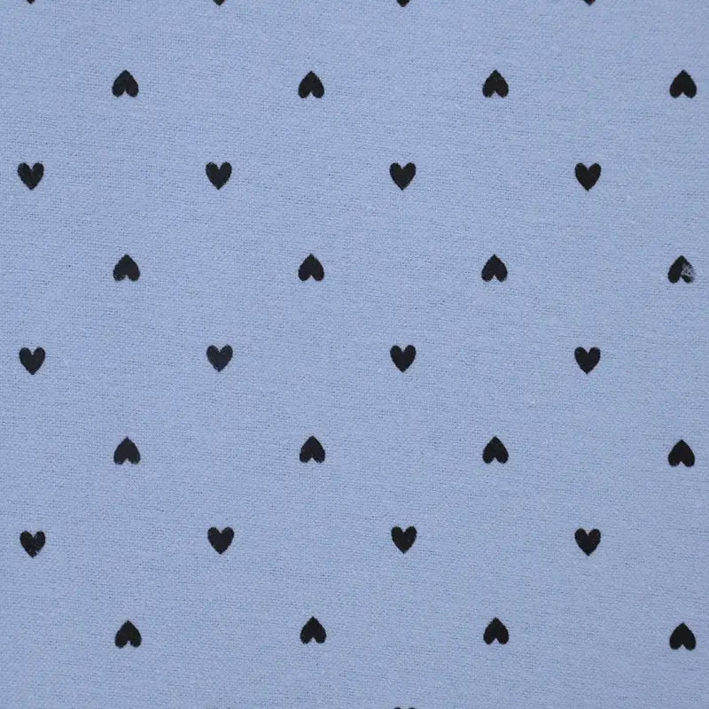Flanelle de coton à motifs cœurs au mètre de Longon Craft France : tissu flanelle imprimé, doux et confortable, idéal pour la couture, le quilting ou des pyjamas cosy.