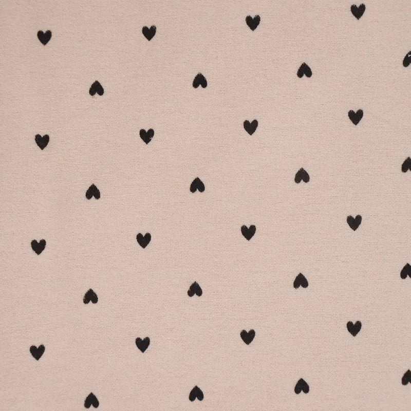 La Flanelle de coton à motifs cœurs au mètre de Longon Craft France est un tissu flanelle douillet avec motifs cœurs, idéal pour la couture, les pyjamas ou le quilting. Parfait pour vos loisirs créatifs !.